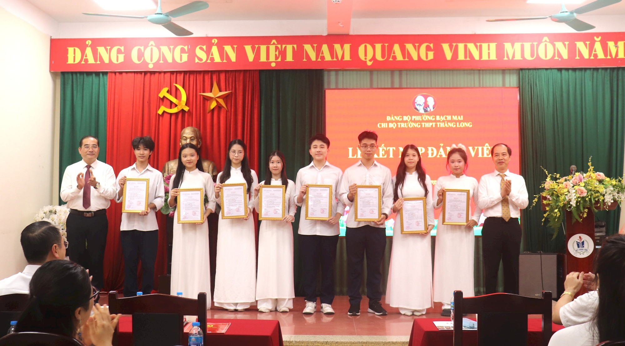 Phường Bạch Mai: 15 học sinh THPT vinh dự được kết nạp Đảng- Ảnh 4.