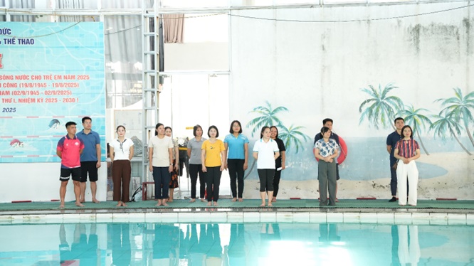 Trung tâm Dịch vụ tổng hợp xã Hoài Đức khai mạc lớp tập huấn chuyên môn hướng dẫn viên bơi lội, cứu hộ và kỹ năng phòng, chống đuối nước- Ảnh 3.