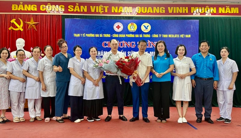 Hơn 100 công nhân người lao động được khám sức khoẻ miễn phí tại phường Hai Bà Trưng.- Ảnh 1.