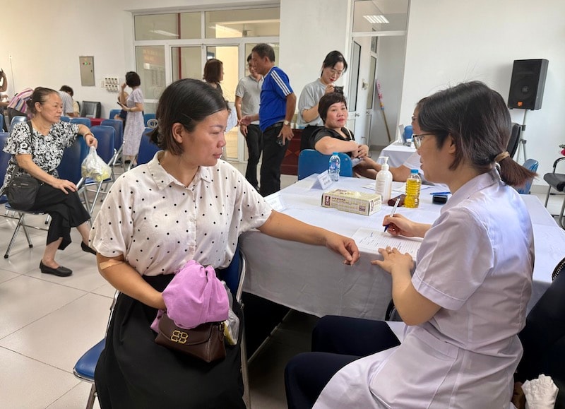 Hơn 100 công nhân người lao động được khám sức khoẻ miễn phí tại phường Hai Bà Trưng.- Ảnh 2.
