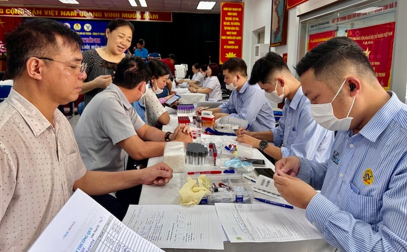 Hơn 100 công nhân người lao động được khám sức khoẻ miễn phí tại phường Hai Bà Trưng.- Ảnh 3.