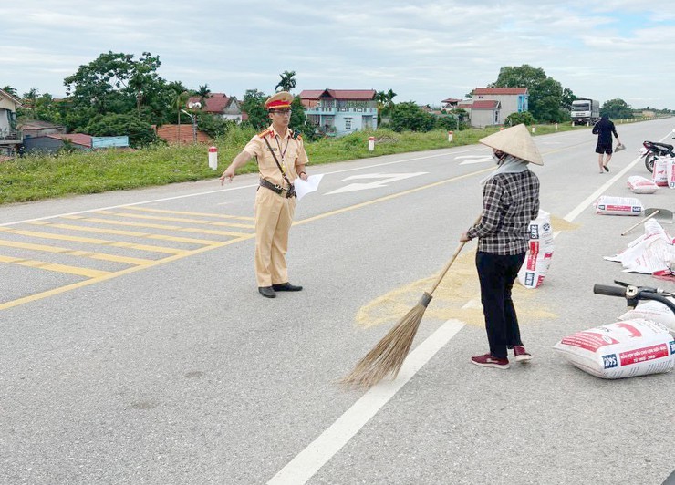 Quốc Oai tăng cường tuyên truyền, xử lý tình trạng phơi thóc, đốt rơm rạ trên đường giao thông- Ảnh 1.