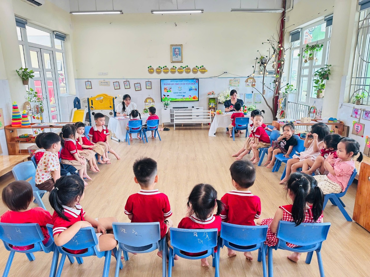 Có thể là hình ảnh về trẻ em, học tập và văn bản