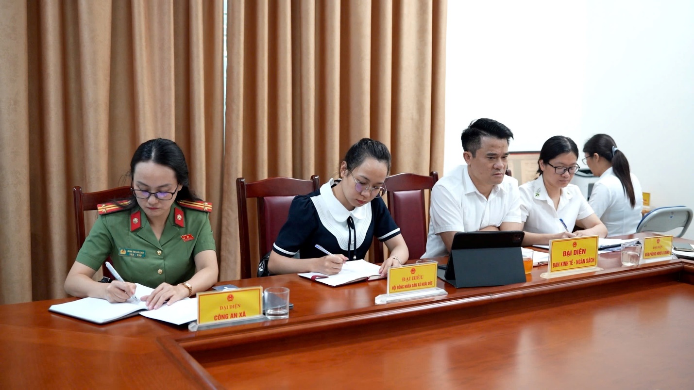 Đồng chí Nguyễn Thanh Bình - Bí thư Đảng uỷ, Chủ tịch HĐND xã chủ trì phiên tiếp công dân tháng 5- Ảnh 2.