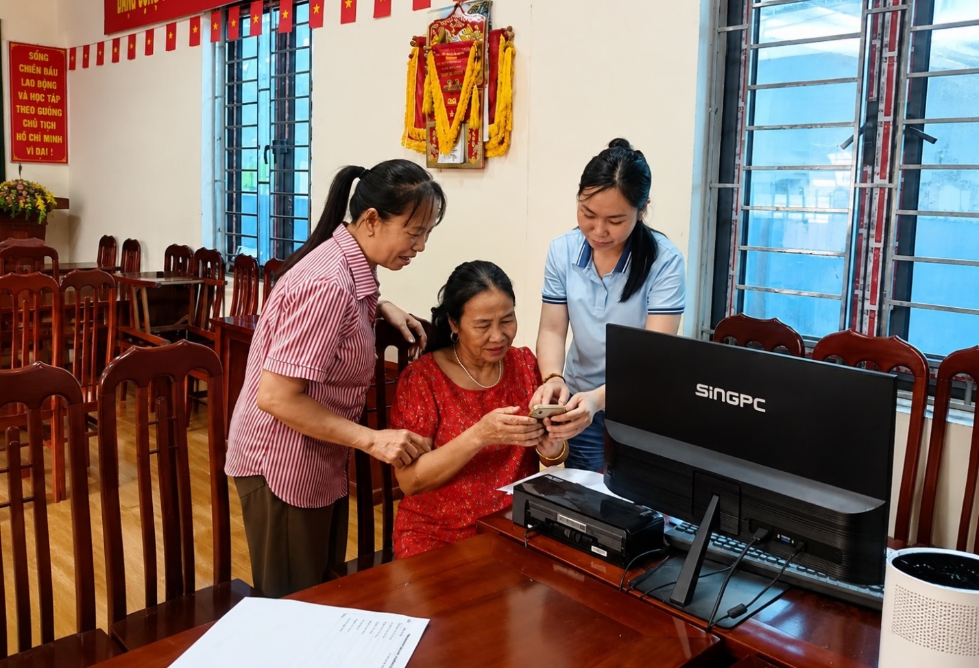 Sức bật từ phong trào "Bình dân học vụ số" tại xã Hoài Đức- Ảnh 2.