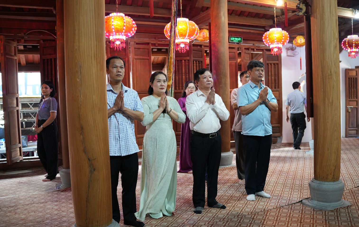 Lãnh đạo xã Hoài Đức tặng hoa chúc mừng Đại lễ Phật đản Phật lịch 2570-Dương lịch 2026- Ảnh 1.