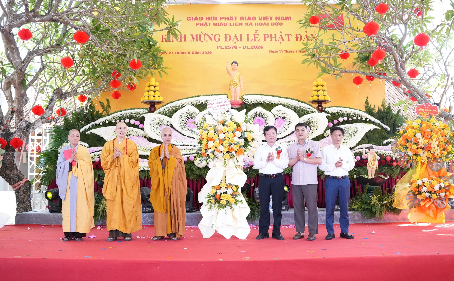 Lãnh đạo xã Hoài Đức tặng hoa chúc mừng Đại lễ Phật đản Phật lịch 2570-Dương lịch 2026- Ảnh 2.