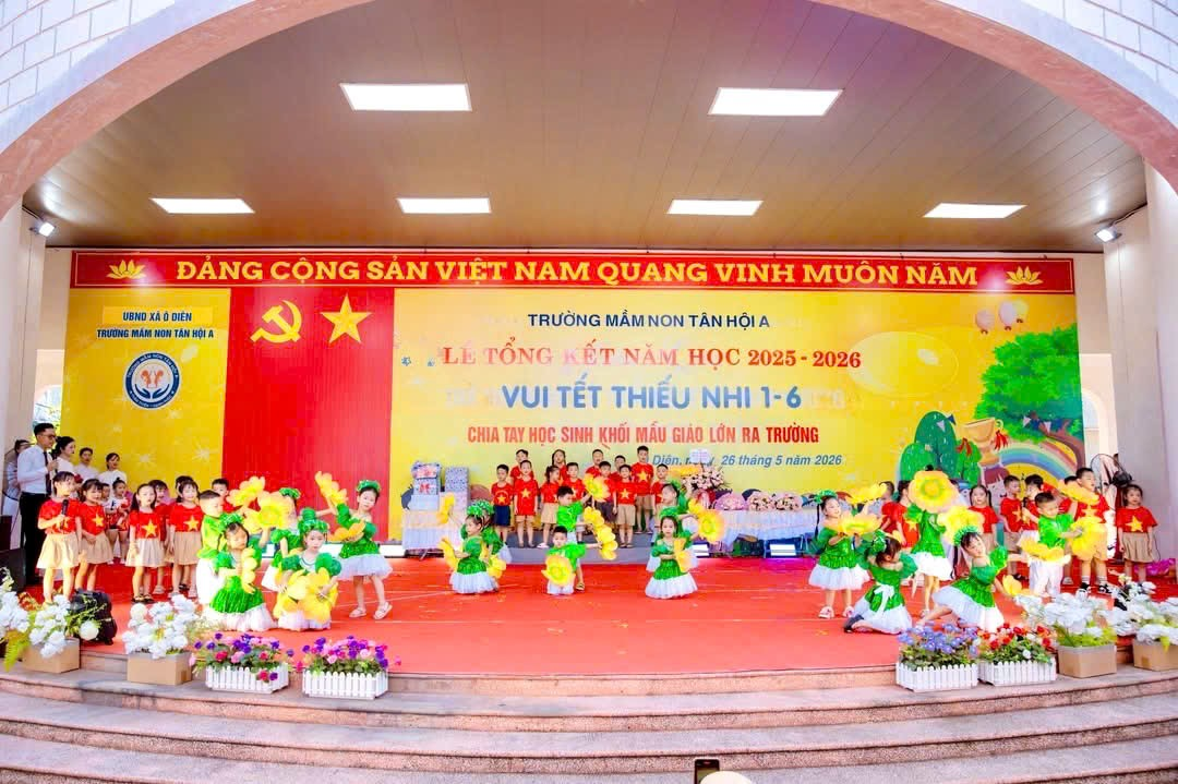 A group of children performing on a stage  Description automatically generated