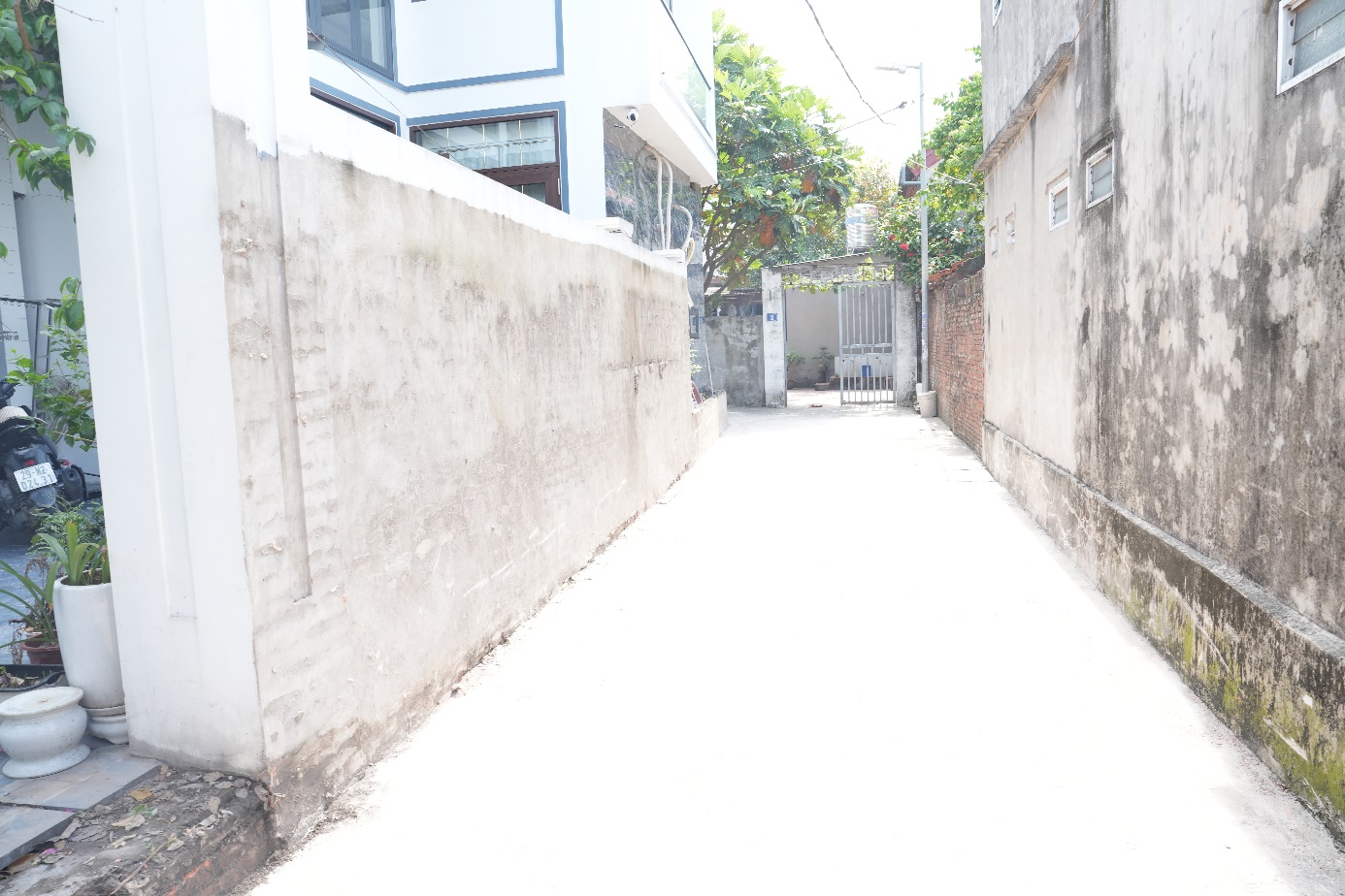 A long shot of a narrow street  AI-generated content may be incorrect.
