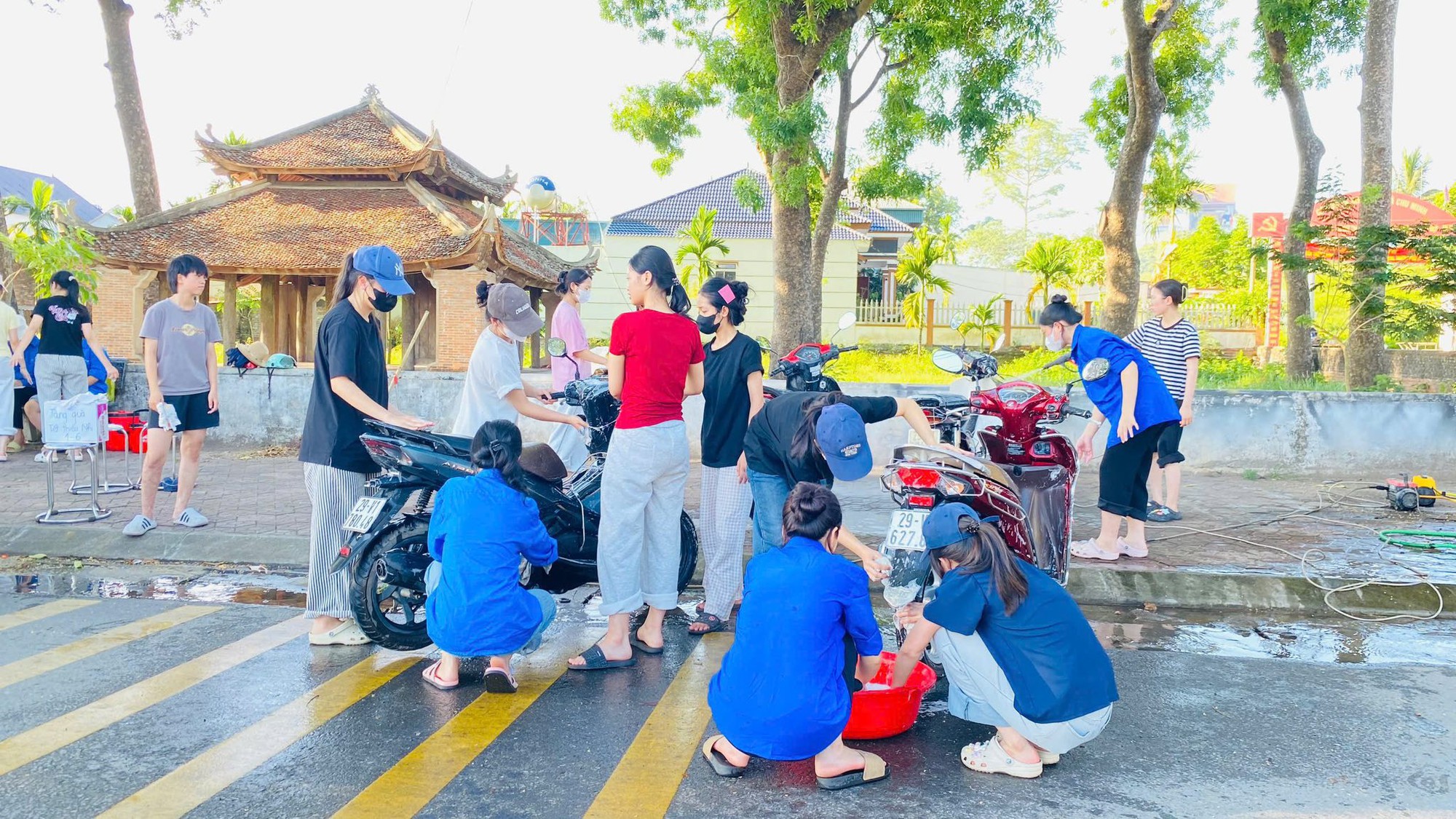Tuổi trẻ xã Quảng Oai đội nắng gây quỹ chăm lo thiếu nhi khó khăn dịp 1-6- Ảnh 1.