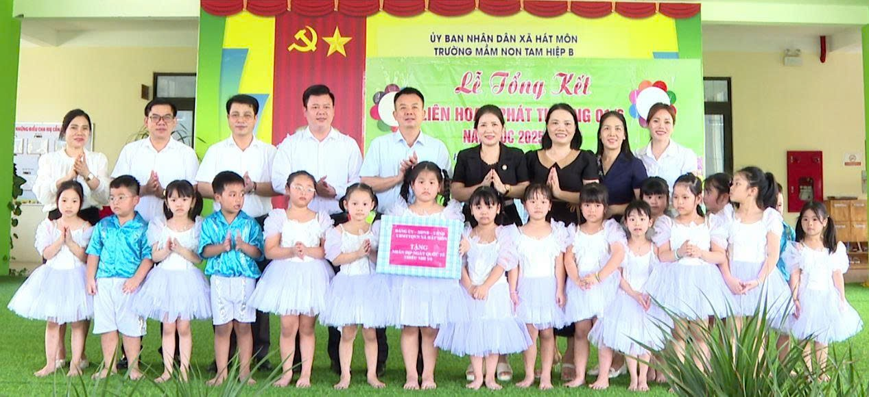 LÃNH ĐẠO XÃ HÁT MÔN THĂM, TẶNG QUÀ THIẾU NHI 1/6 TẠI CÁC TRƯỜNG MẦM NON TRÊN ĐỊA BÀN- Ảnh 1.