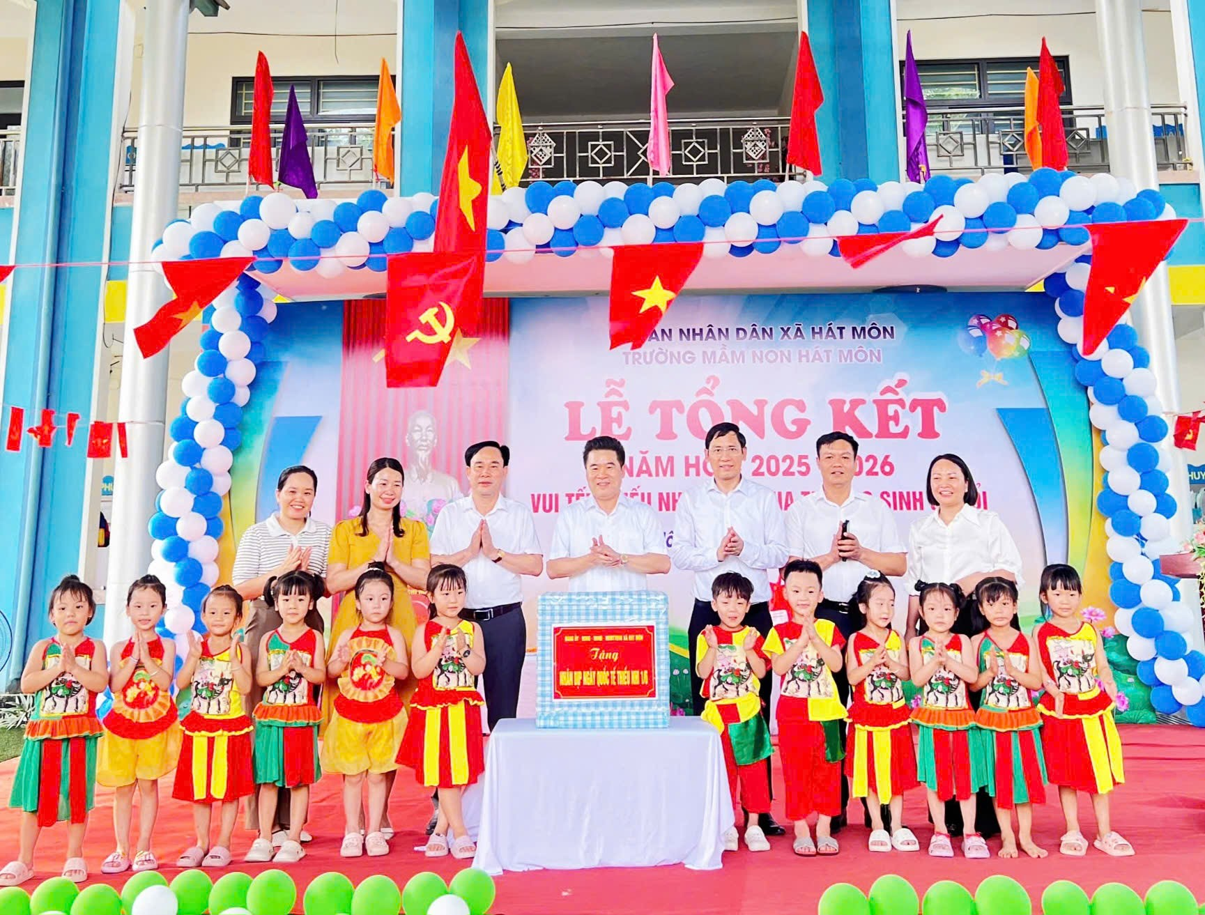 LÃNH ĐẠO XÃ HÁT MÔN THĂM, TẶNG QUÀ THIẾU NHI 1/6 TẠI CÁC TRƯỜNG MẦM NON TRÊN ĐỊA BÀN- Ảnh 2.