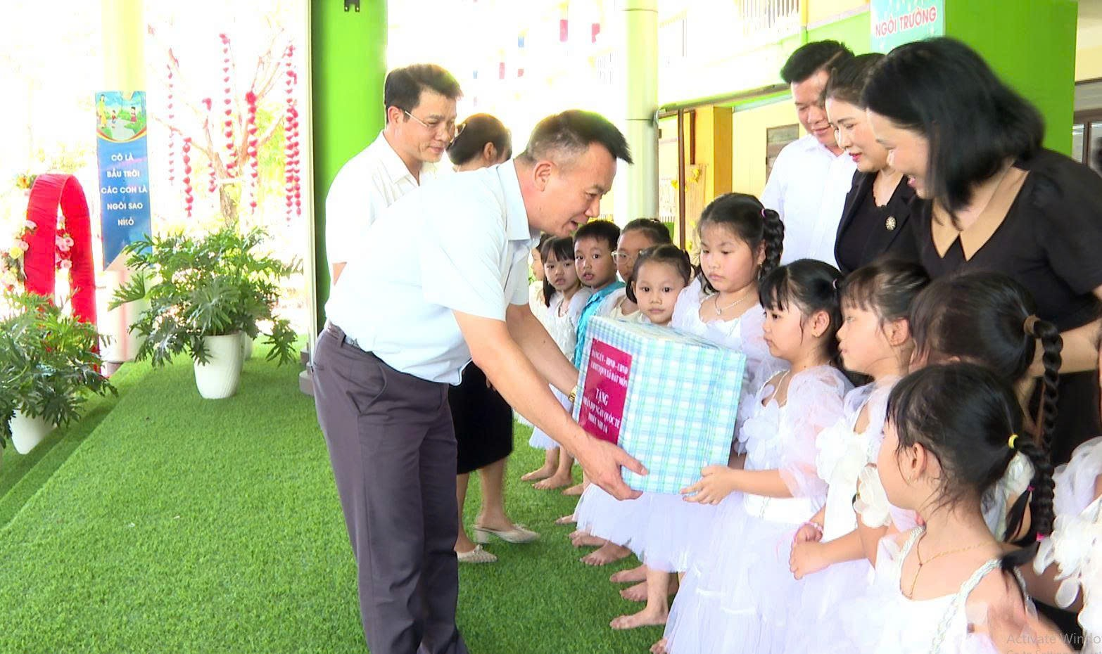 LÃNH ĐẠO XÃ HÁT MÔN THĂM, TẶNG QUÀ THIẾU NHI 1/6 TẠI CÁC TRƯỜNG MẦM NON TRÊN ĐỊA BÀN- Ảnh 3.