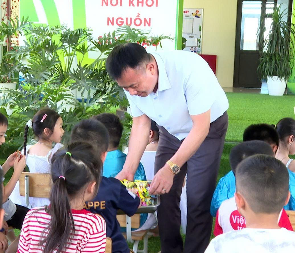LÃNH ĐẠO XÃ HÁT MÔN THĂM, TẶNG QUÀ THIẾU NHI 1/6 TẠI CÁC TRƯỜNG MẦM NON TRÊN ĐỊA BÀN- Ảnh 4.