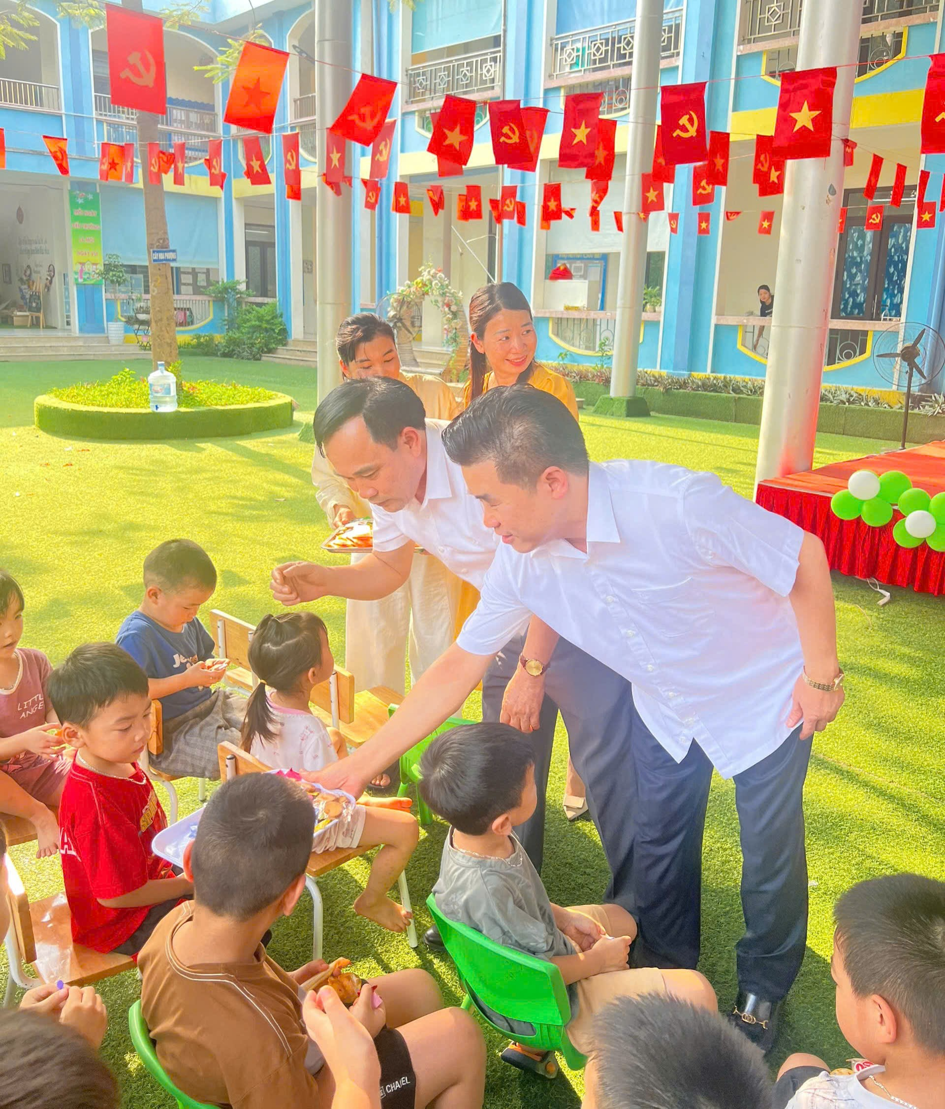 LÃNH ĐẠO XÃ HÁT MÔN THĂM, TẶNG QUÀ THIẾU NHI 1/6 TẠI CÁC TRƯỜNG MẦM NON TRÊN ĐỊA BÀN- Ảnh 5.