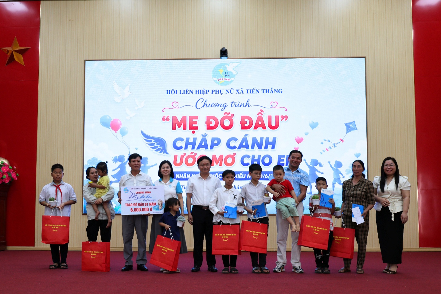 Xã Tiến Thắng tổ chức Lễ phát động Tháng hành động vì trẻ em thành phố Hà Nội năm 2026 và tặng quà nhân dịp Quốc tế thiếu nhi 1/6- Ảnh 4.