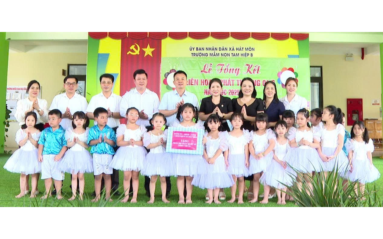LÃNH ĐẠO XÃ HÁT MÔN THĂM, TẶNG QUÀ THIẾU NHI 1/6 TẠI CÁC TRƯỜNG MẦM NON TRÊN ĐỊA BÀN