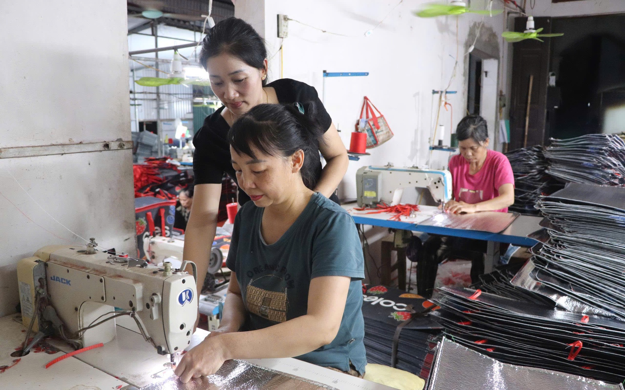 Người phụ nữ thắp sáng niềm nin từ những đường kim mũi chỉ.