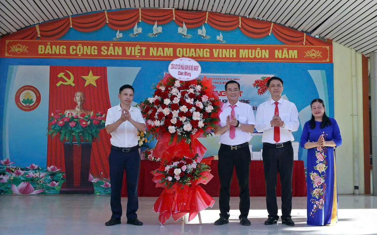 ảnh: Ban giám hiệu trường THCS Bích Hòa nhận hoa chúc mừng