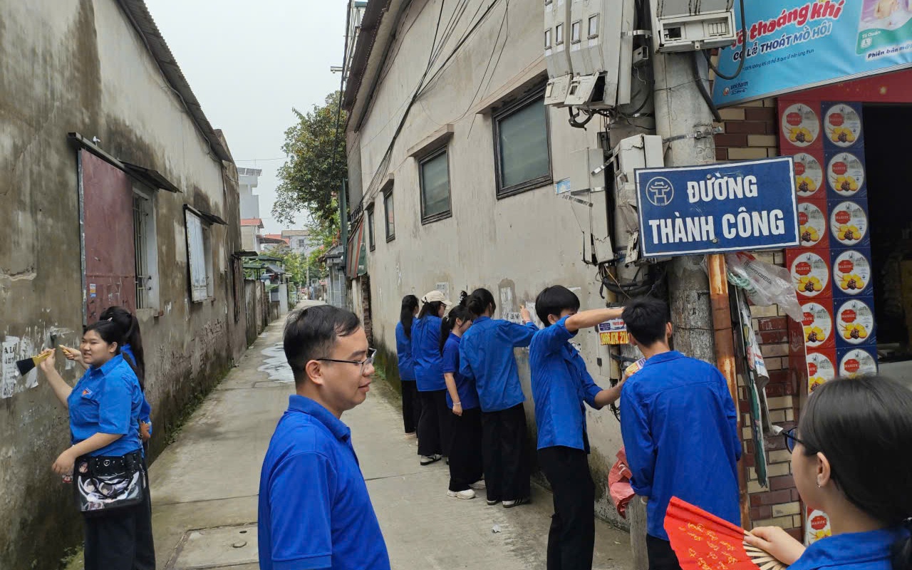 Ảnh: Xã Bình Minh cao điểm bóc xóa quảng cáo, rao vặt trái phép