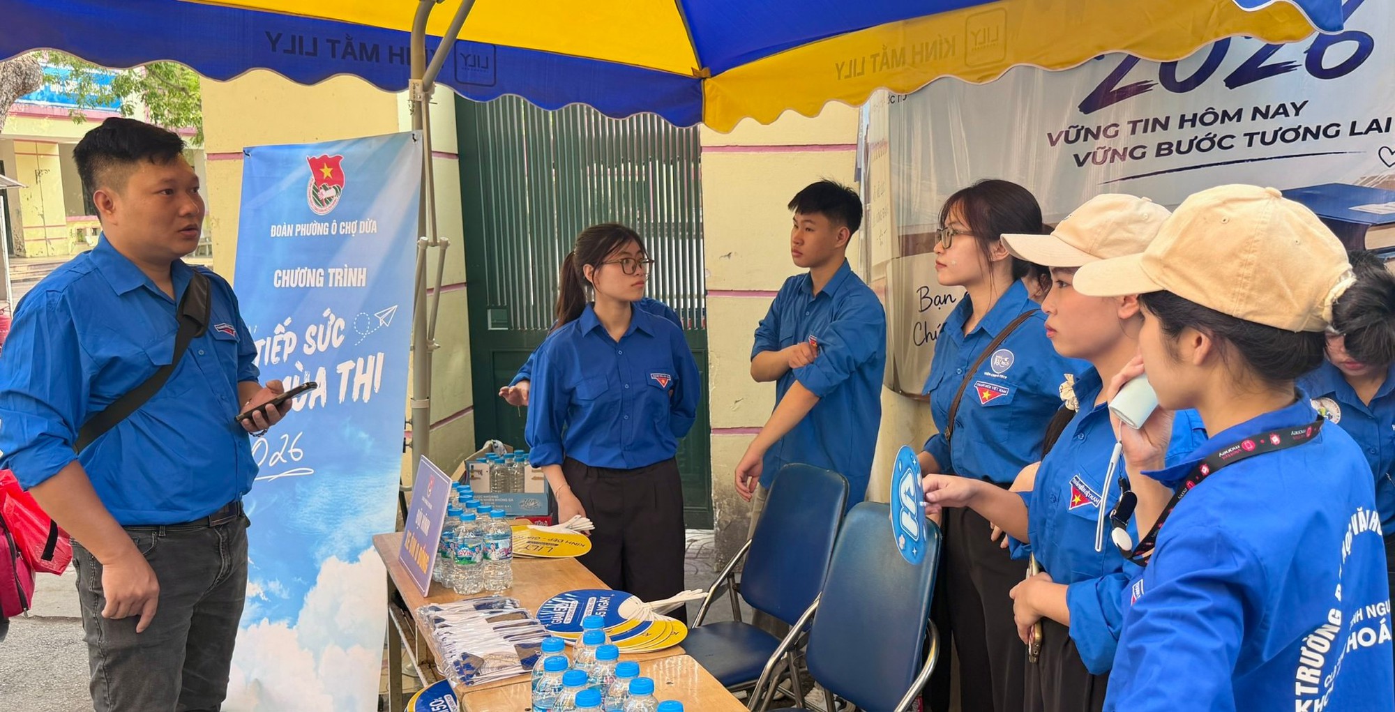 Phường Ô Chợ Dừa huy động nhiều lực lượng hỗ trợ thí sinh thi vào lớp 10- Ảnh 3.