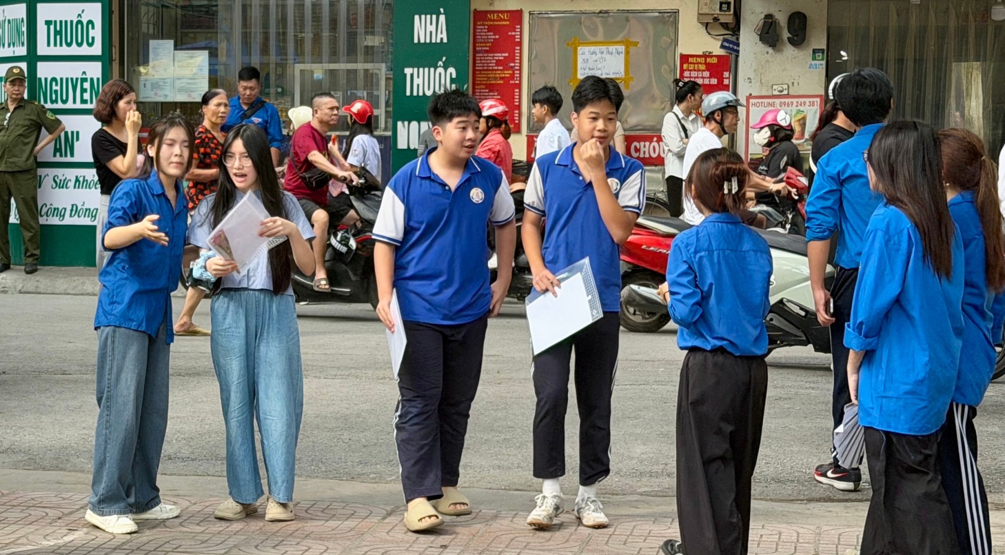 Phường Ô Chợ Dừa huy động nhiều lực lượng hỗ trợ thí sinh thi vào lớp 10- Ảnh 4.