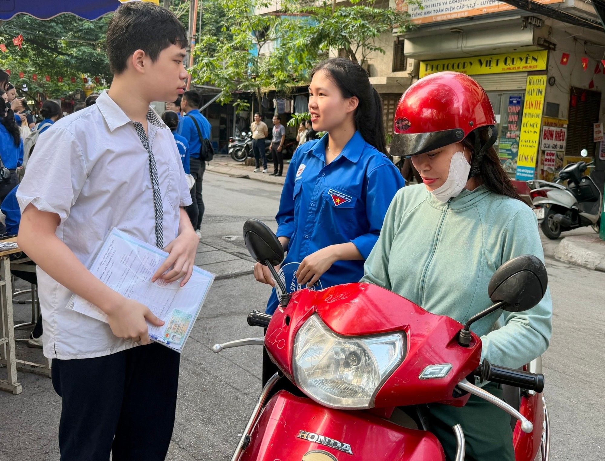 Phường Ô Chợ Dừa huy động nhiều lực lượng hỗ trợ thí sinh thi vào lớp 10- Ảnh 5.