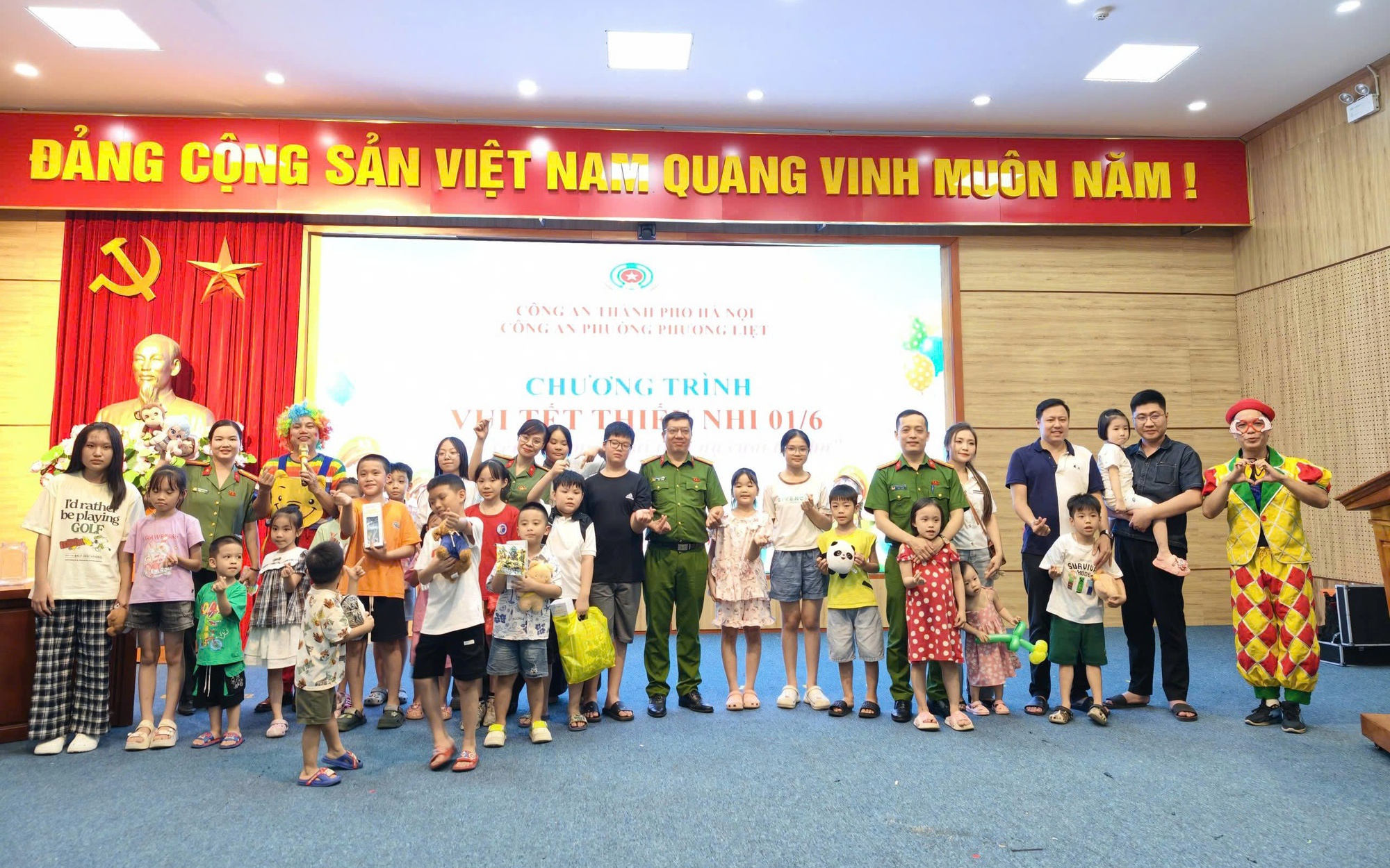 Công an phường Phương Liệt tổ chức chương trình “Trao yêu thương – Gửi trọn nụ cười trẻ thơ” nhân dịp Quốc tế Thiếu nhi 1/6.