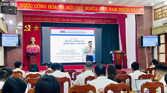 Tổ chức lớp bồi dưỡng kiến thức chuyên sâu về ứng dụng AI cho cán bộ, công chức khối Đảng, MTTQ và các tổ chức CT-XH trên địa bàn 04 phường Long Biên, Bồ Đề, Việt Hưng, Phúc Lợi (lớp 2) năm 2026.- Ảnh 3.