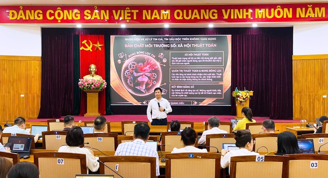 Tổ chức lớp bồi dưỡng kiến thức chuyên sâu về ứng dụng AI cho cán bộ, công chức khối Đảng, MTTQ và các tổ chức CT-XH trên địa bàn 04 phường Long Biên, Bồ Đề, Việt Hưng, Phúc Lợi (lớp 2) năm 2026.- Ảnh 2.