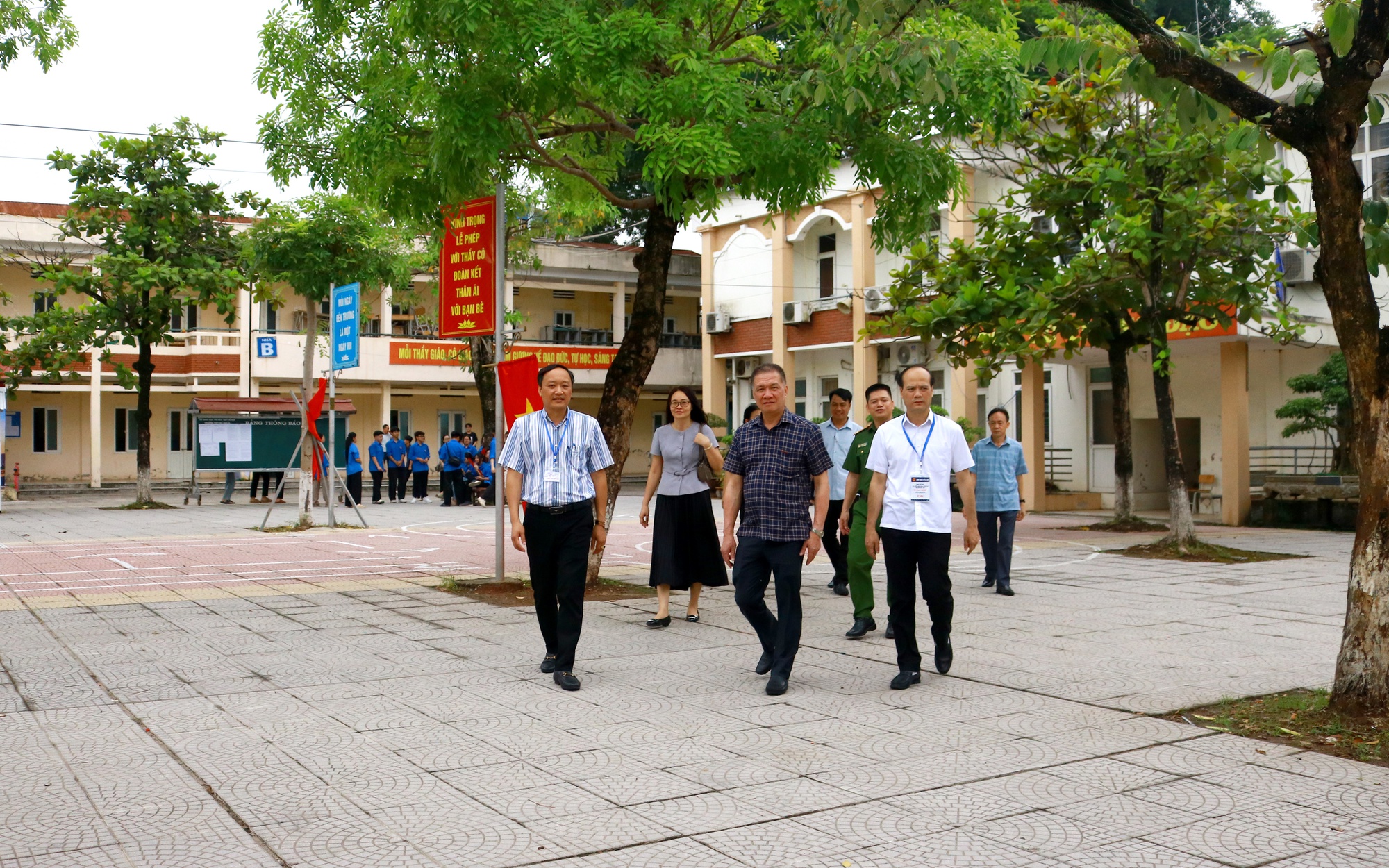 Lãnh đạo xã Mỹ Đức thăm và động viên các cán bộ làm thi và các thí sinh tại điểm thi trường THPT Mỹ Đức A 