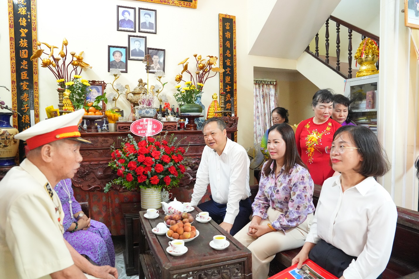 Đồng chí Lê Ngọc Anh, Thành ủy viên, Bí thư Đảng ủy xã Gia Lâm trao Huy hiệu 80 năm tuổi Đảng cho đảng viên Nguyễn Huy Thuân- Ảnh 1.