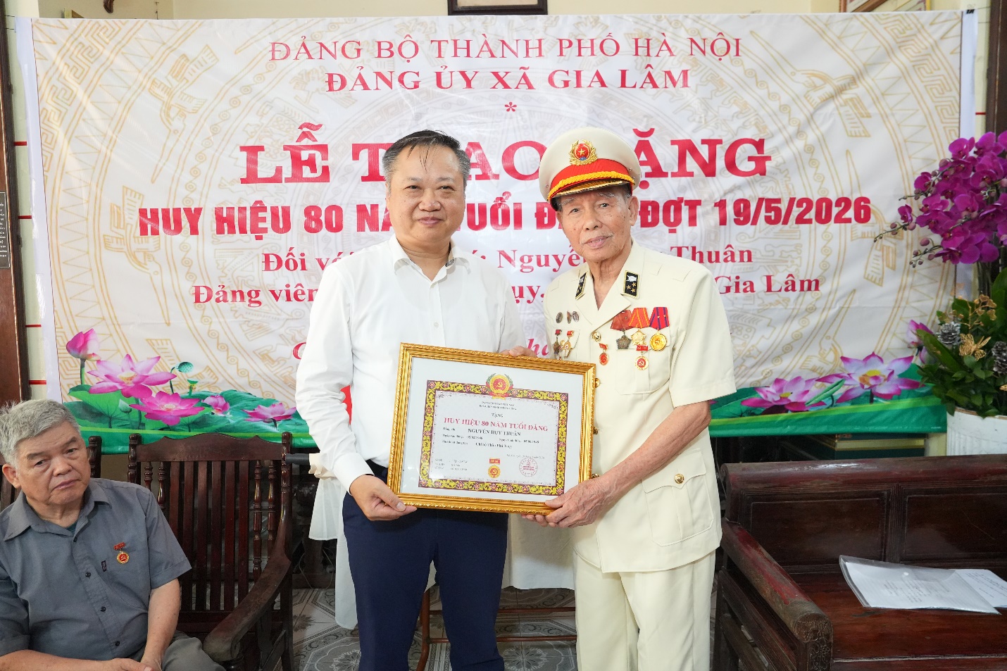 Đồng chí Lê Ngọc Anh, Thành ủy viên, Bí thư Đảng ủy xã Gia Lâm trao Huy hiệu 80 năm tuổi Đảng cho đảng viên Nguyễn Huy Thuân- Ảnh 2.