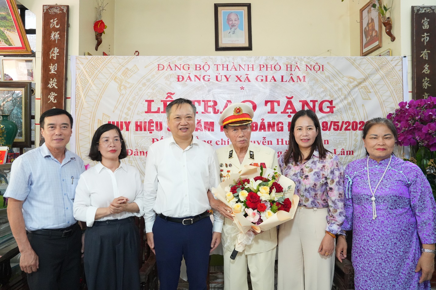 Đồng chí Lê Ngọc Anh, Thành ủy viên, Bí thư Đảng ủy xã Gia Lâm trao Huy hiệu 80 năm tuổi Đảng cho đảng viên Nguyễn Huy Thuân- Ảnh 3.