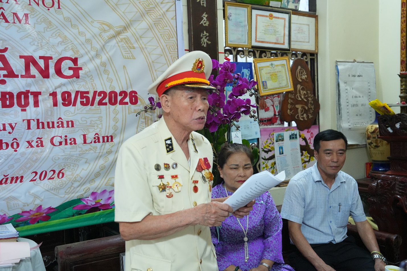 Đồng chí Lê Ngọc Anh, Thành ủy viên, Bí thư Đảng ủy xã Gia Lâm trao Huy hiệu 80 năm tuổi Đảng cho đảng viên Nguyễn Huy Thuân- Ảnh 4.