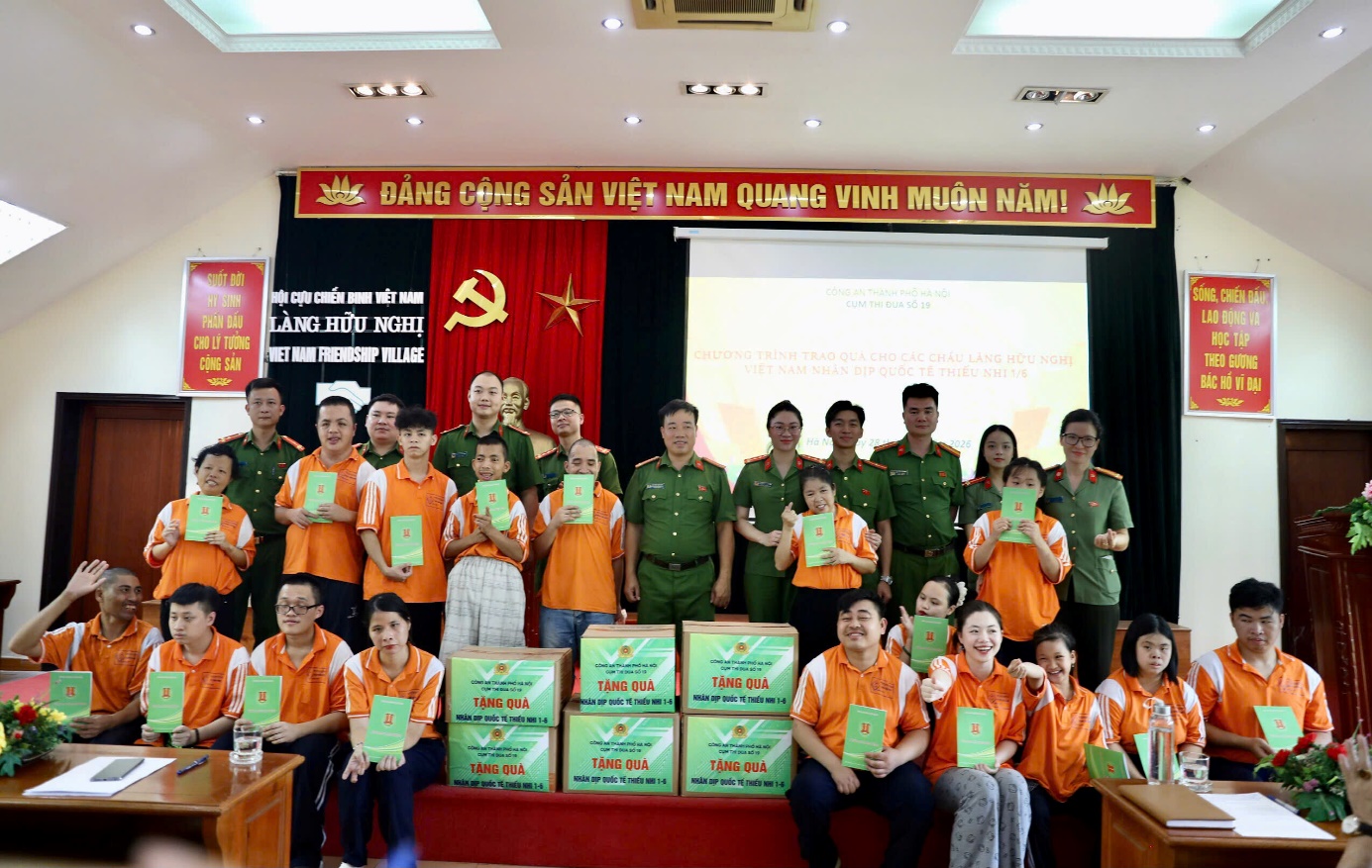 Cụm thi đua số 19 tổ chức chương trình trao quà cho thiếu nhi tại Làng Hữu nghị Việt Nam nhân dịp Quốc tế Thiếu nhi 1/6- Ảnh 1.