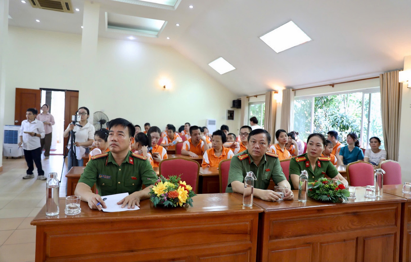 Cụm thi đua số 19 tổ chức chương trình trao quà cho thiếu nhi tại Làng Hữu nghị Việt Nam nhân dịp Quốc tế Thiếu nhi 1/6- Ảnh 2.