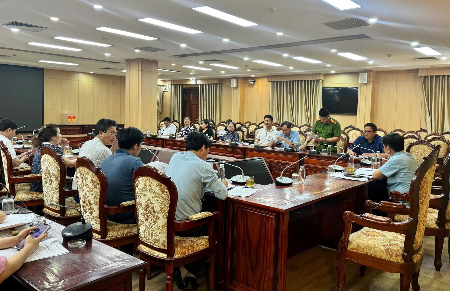 Ban cưỡng chế thực hiện quyết định kiểm đếm bắt buộc xã Hoài Đức tổ chức họp triển khai công tác cưỡng chế kiểm đếm bắt buộc đối với các hộ gia đình, cá nhân thuộc diện thu hồi đất để thực hiện các dự án trên địa bàn.- Ảnh 1.