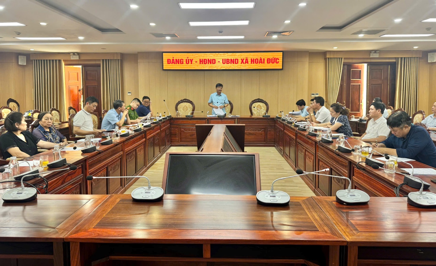 Ban cưỡng chế thực hiện quyết định kiểm đếm bắt buộc xã Hoài Đức tổ chức họp triển khai công tác cưỡng chế kiểm đếm bắt buộc đối với các hộ gia đình, cá nhân thuộc diện thu hồi đất để thực hiện các dự án trên địa bàn.- Ảnh 2.