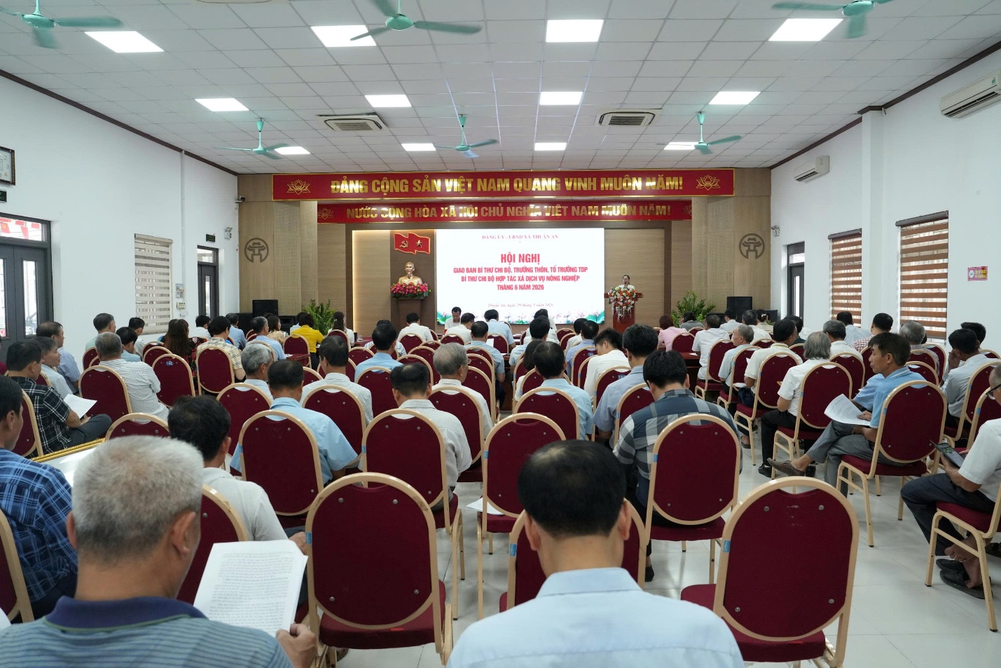 Hội nghị giao ban Bí thư chi bộ, Trưởng thôn, Tổ trưởng tổ dân phố, Bí thư chi bộ HTX dịch vụ nông nghiệp tháng 6/2026- Ảnh 1.