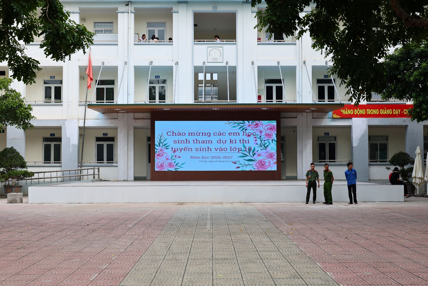 Trường THPT Tự Lập nghiêm túc, an toàn trong ngày đầu làm thủ tục kỳ thi tuyển sinh vào lớp 10- Ảnh 1.