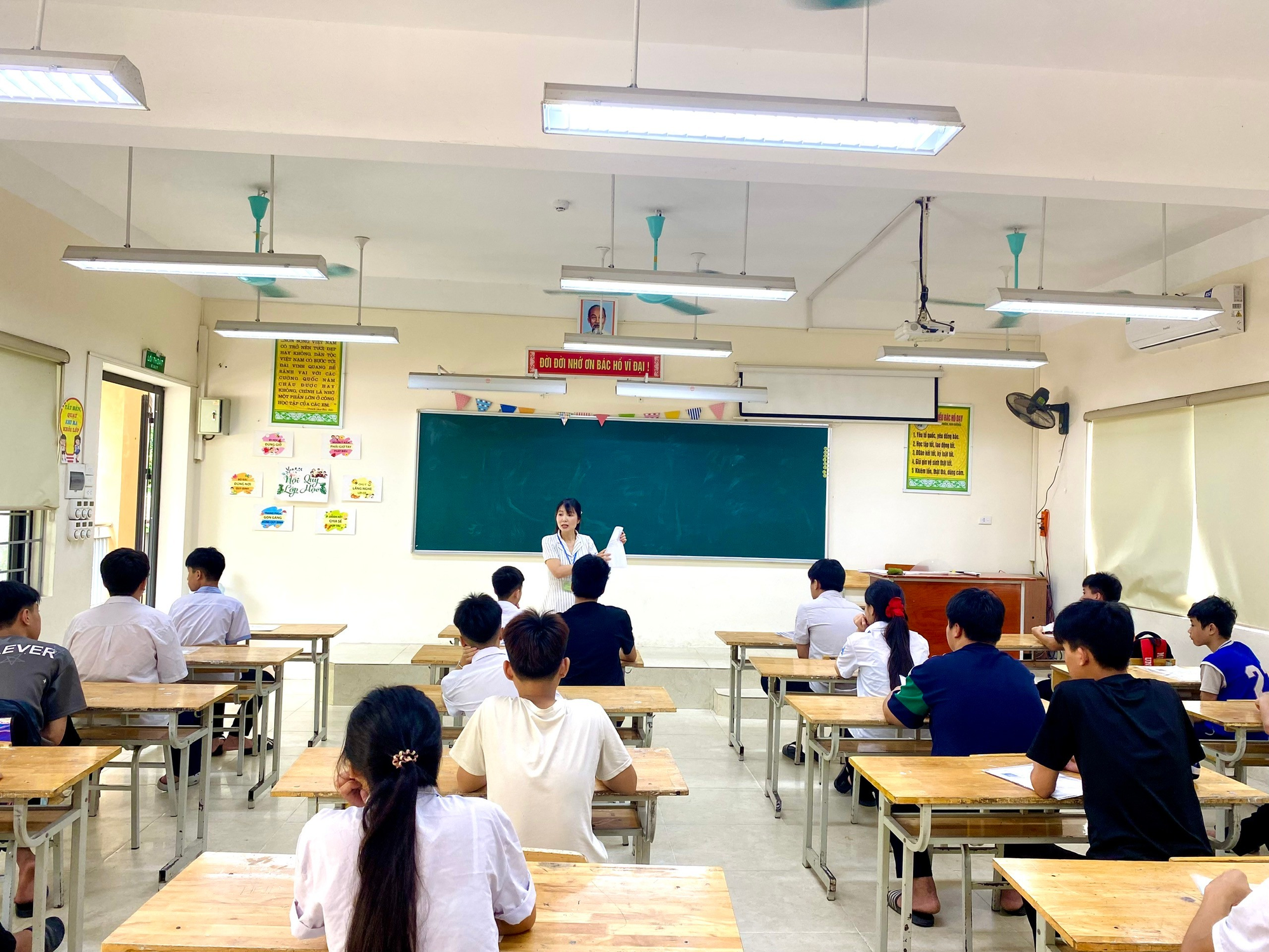 1.866 thí sinh làm thủ tục thi vào lớp 10 THPT công lập tại 4 điểm thi trên địa bàn xã Ô Diên- Ảnh 2.