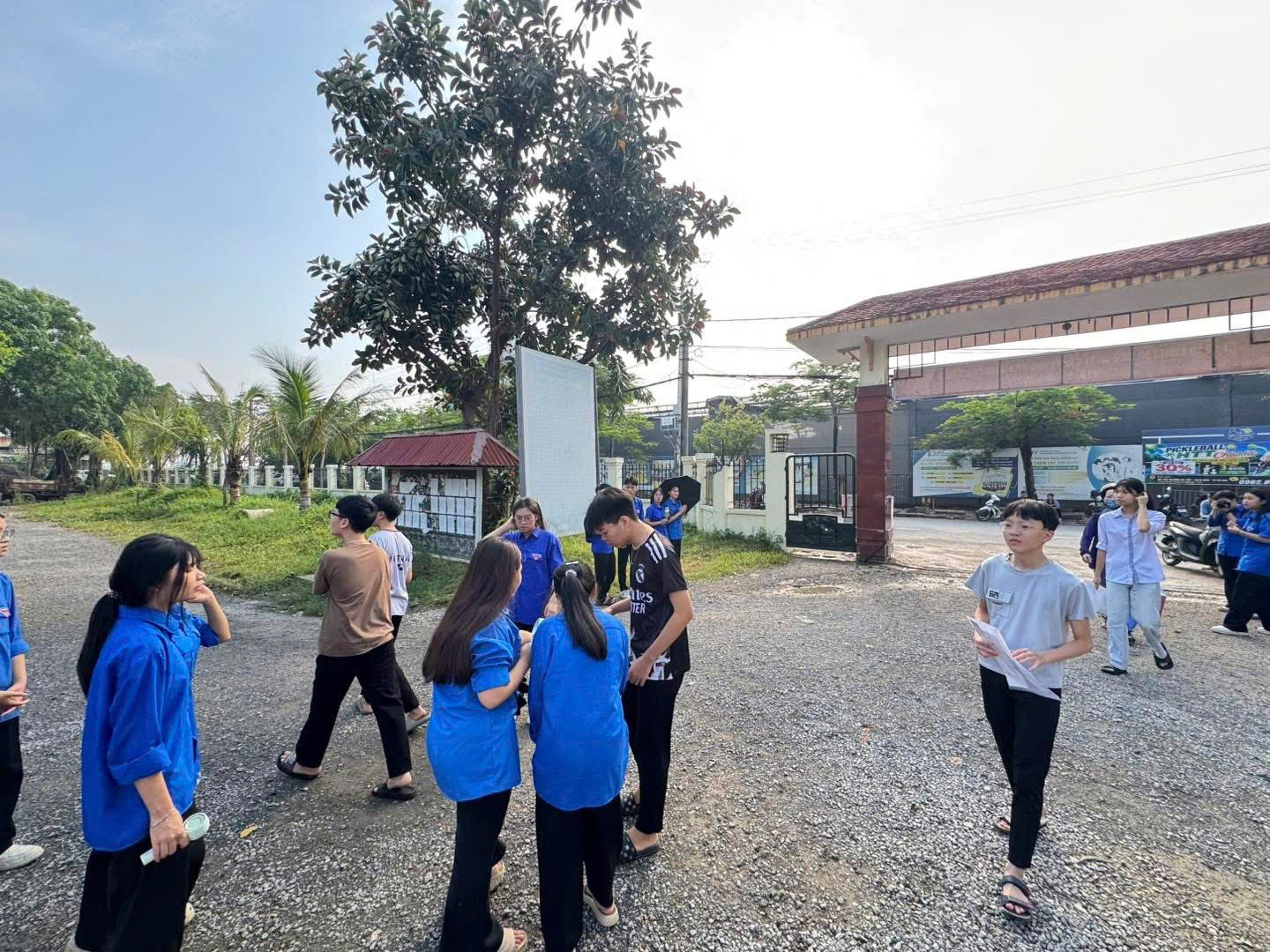 1.866 thí sinh làm thủ tục thi vào lớp 10 THPT công lập tại 4 điểm thi trên địa bàn xã Ô Diên- Ảnh 4.