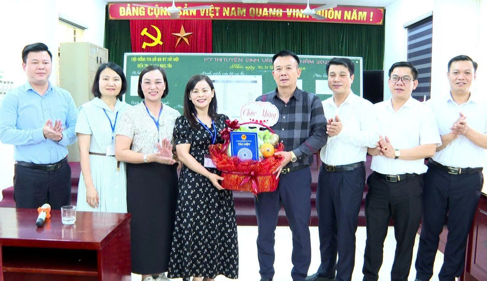 Lãnh đạo xã Hát Môn thăm, động viên, kiểm tra các điểm thi kì thi tuyển sinh vào lớp 10 THPT năm học 2026 - 2027- Ảnh 2.