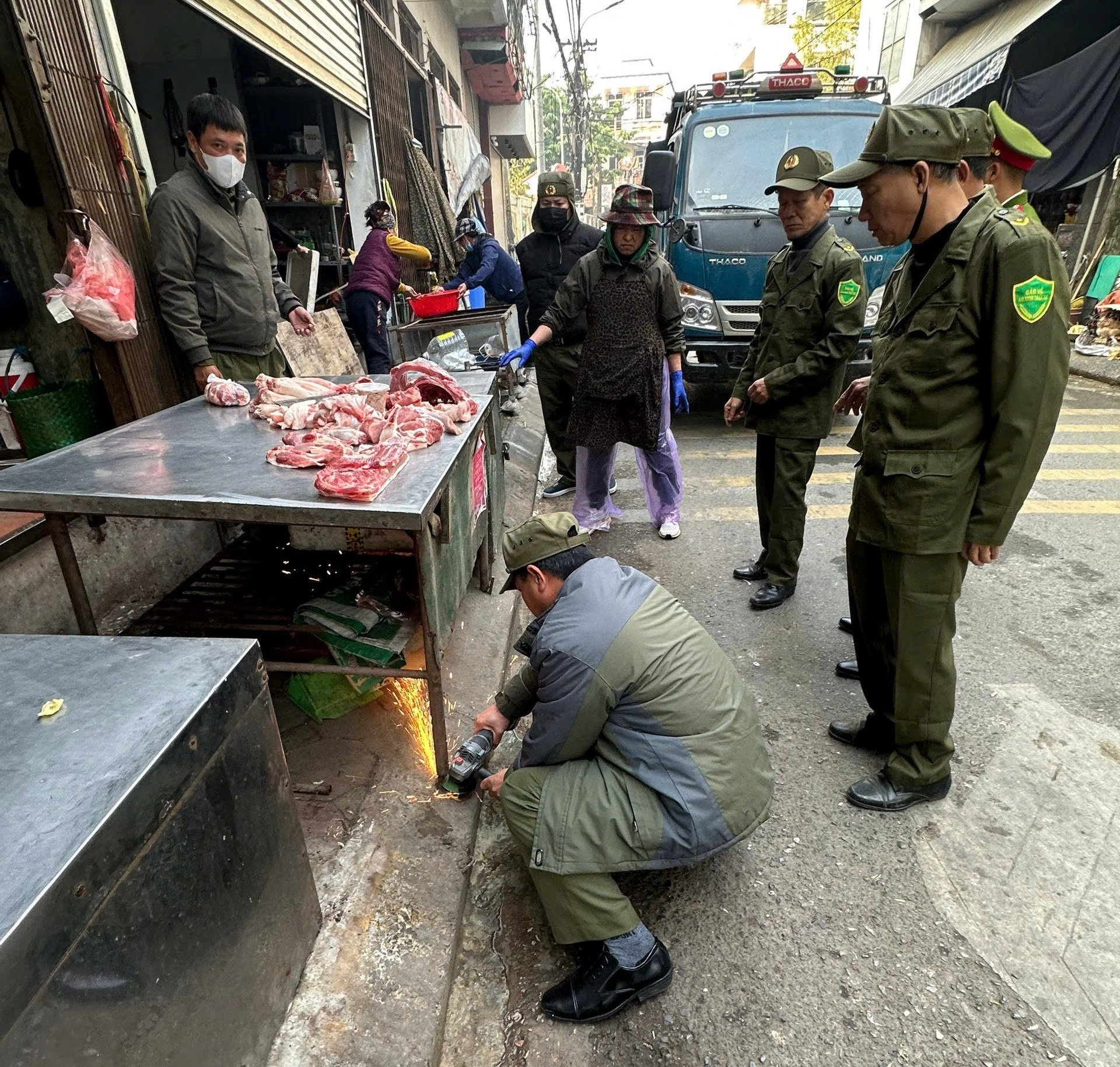 Đan Phượng tập trung khắc phục điểm nghẽn về trật tự đô thị, ùn tắc giao thông- Ảnh 1.