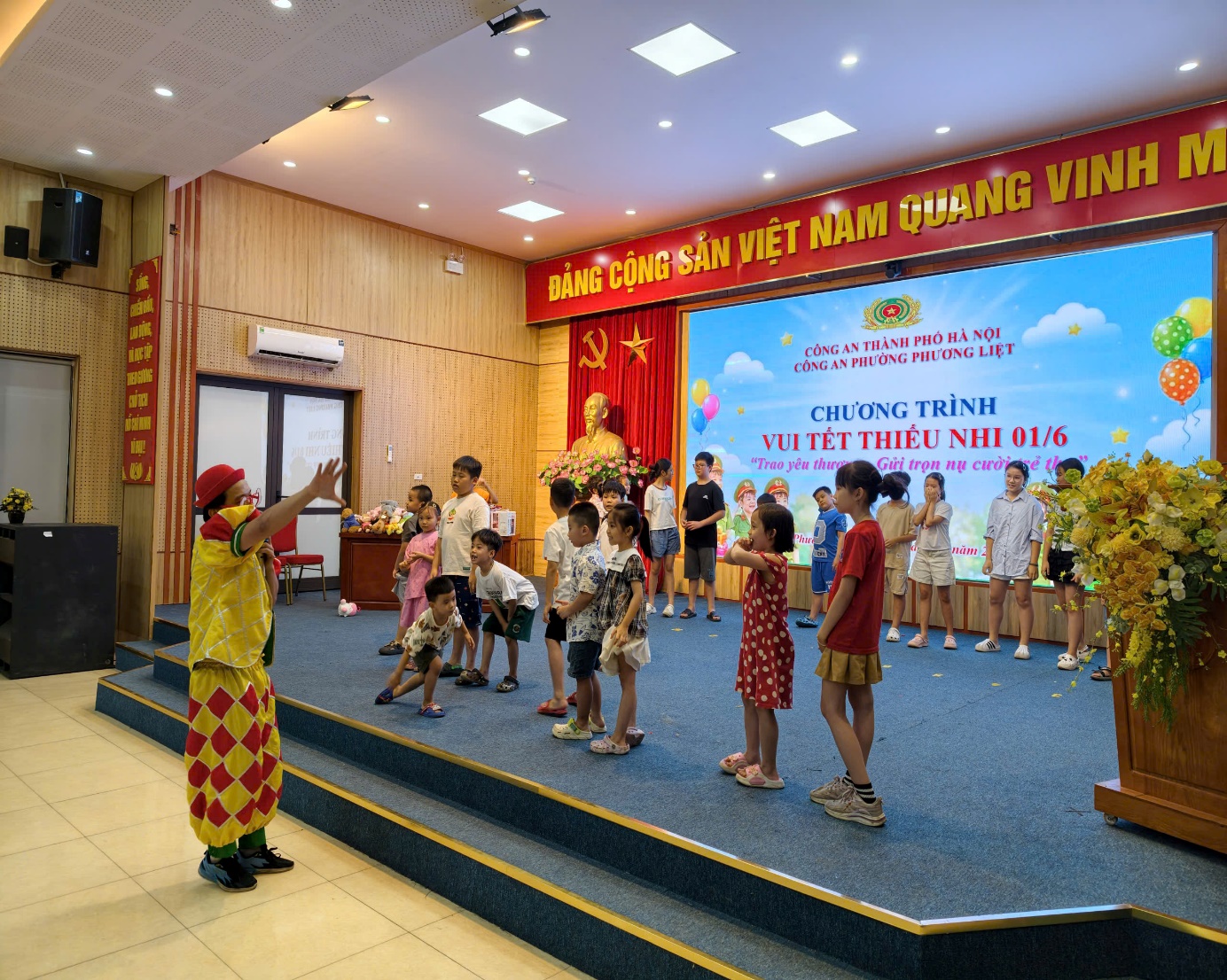Công an phường Phương Liệt tổ chức chương trình vui tết thiếu nhi 01/6 “Trao yêu thương – Gửi trọn nụ cười trẻ thơ”- Ảnh 2.
