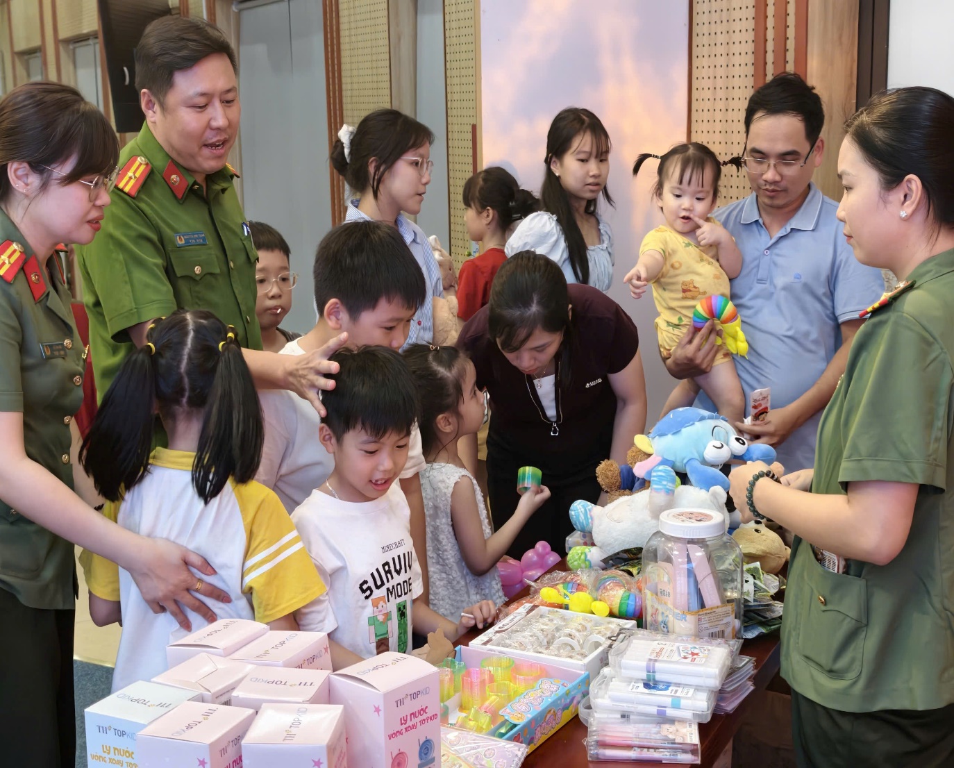 Công an phường Phương Liệt tổ chức chương trình vui tết thiếu nhi 01/6 “Trao yêu thương – Gửi trọn nụ cười trẻ thơ”- Ảnh 3.