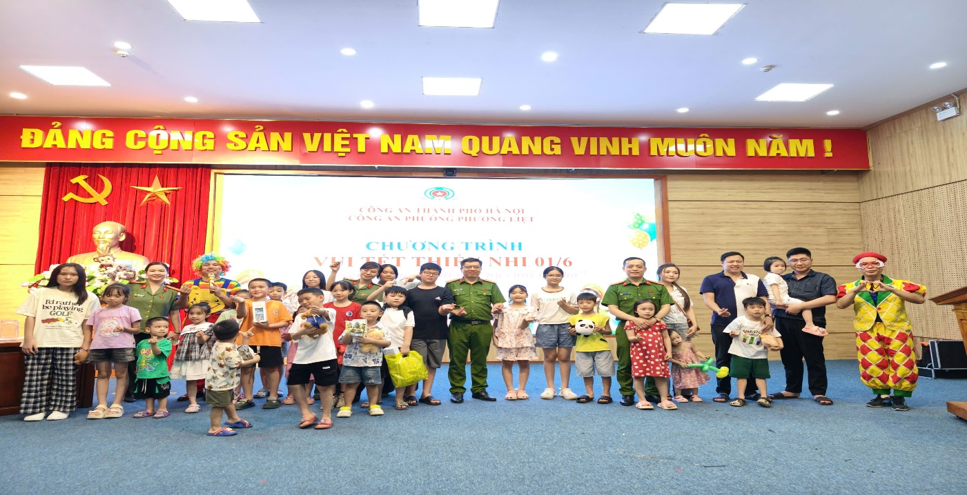 Công an phường Phương Liệt tổ chức chương trình vui tết thiếu nhi 01/6 “Trao yêu thương – Gửi trọn nụ cười trẻ thơ”- Ảnh 4.
