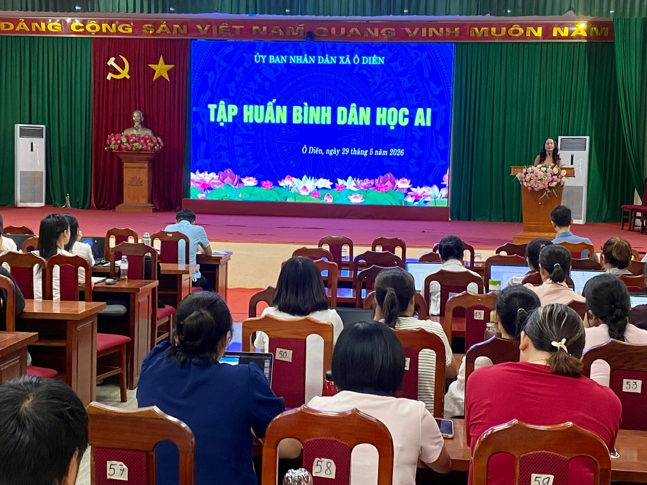 Ủy ban nhân dân xã tập huấn AI cho đội ngũ cán bộ, công chức, viên chức, người lao động trên địa bàn.- Ảnh 1.