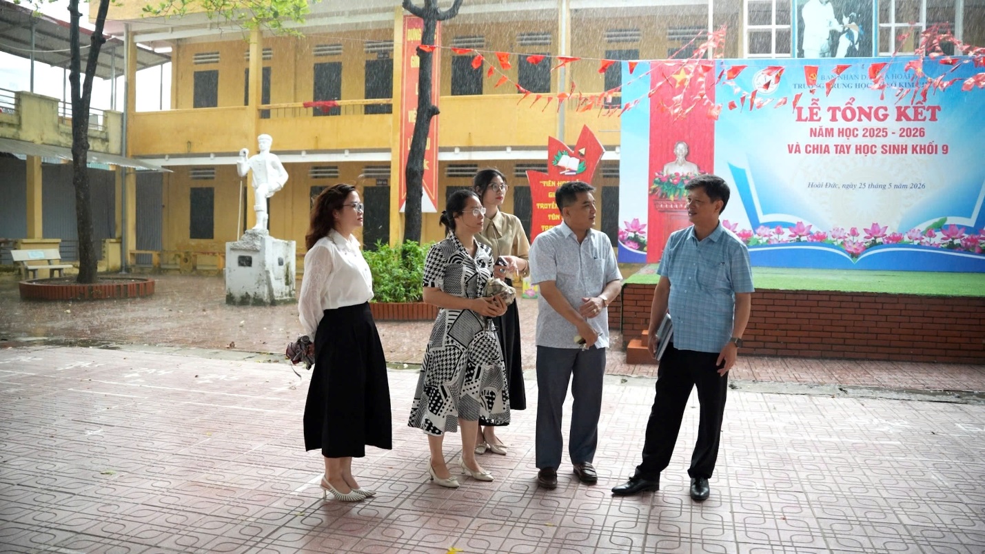 Đồng chí Nguyễn Huy Hoàng - Chủ tịch UBND xã Hoài Đức kiểm tra tại các điểm thi vào lớp 10 - Sẵn sàng mọi điều kiện tốt nhất cho các sĩ tử!- Ảnh 2.